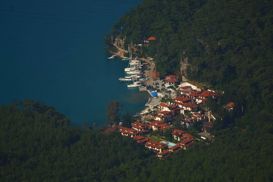 Lacul Ohrid cu barci si manastiri