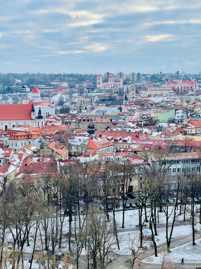 Lituania 2026: Ghid Complet pentru o Aventură Baltică cu Buget Minimizat – Vilnius, Curonian Spit și Descoperiri Autentice