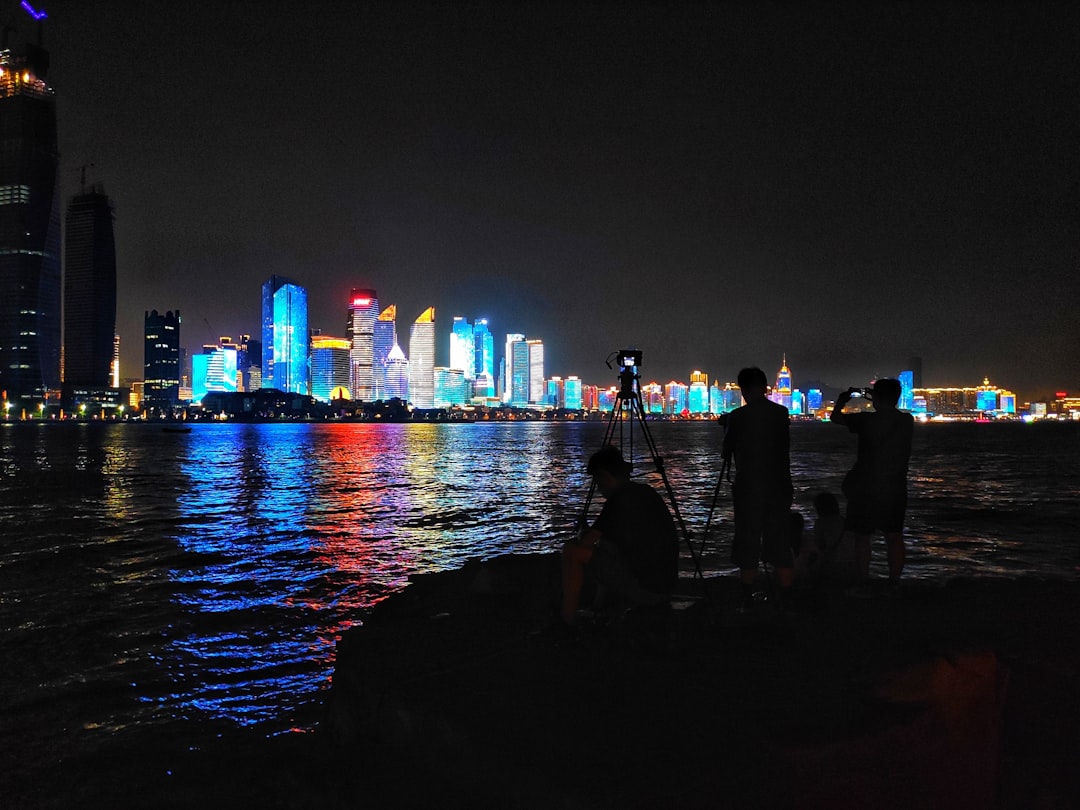 O panoramă a unui oraș vibrant la apus, cu luminile aprinse
