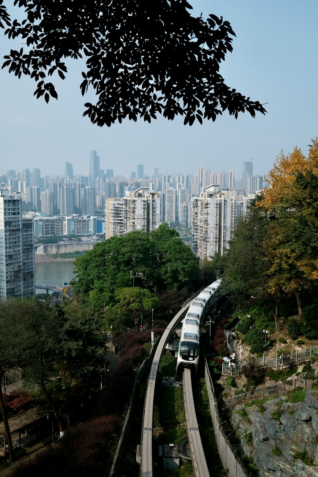 Peisaj urban liniștit toamna, fără aglomerație turistică