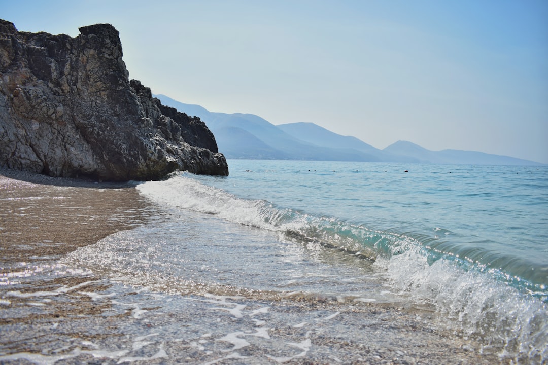 plajă sălbatică Albania