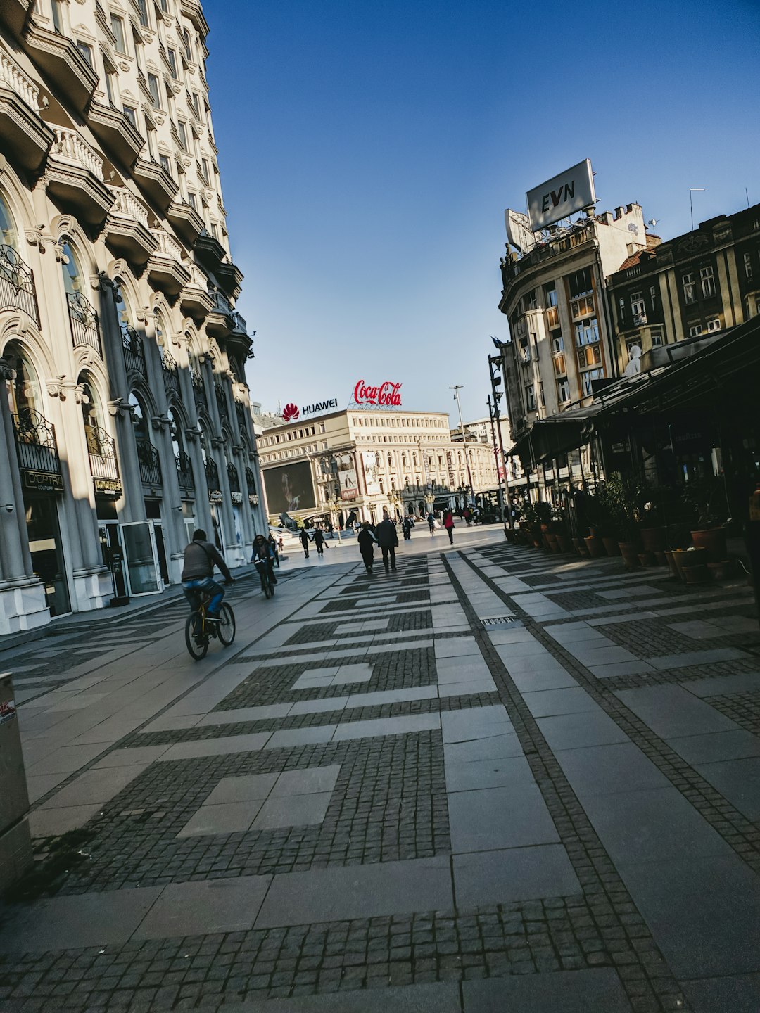 Strada in Skopje cu statui