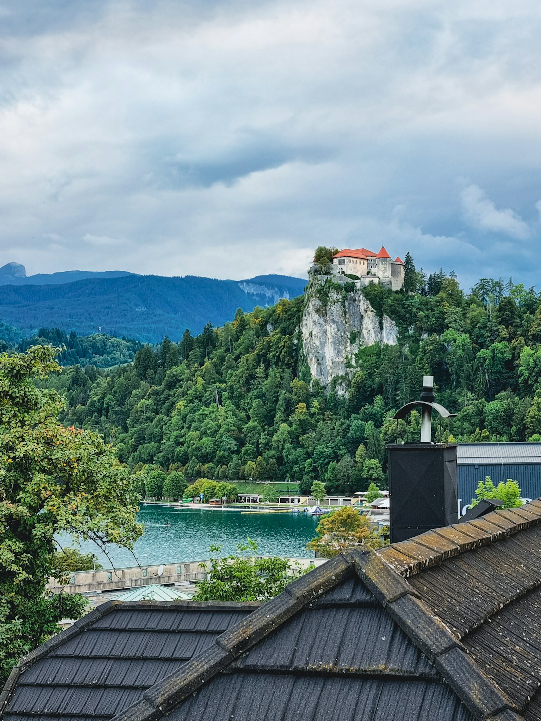 Vedere panoramică a Lacului Bled cu insula și castelul, Slovenia