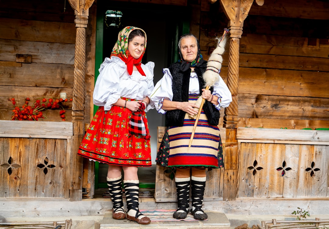 O porție tradițională de Meze cipriot servită pe o masă de lemn rustică