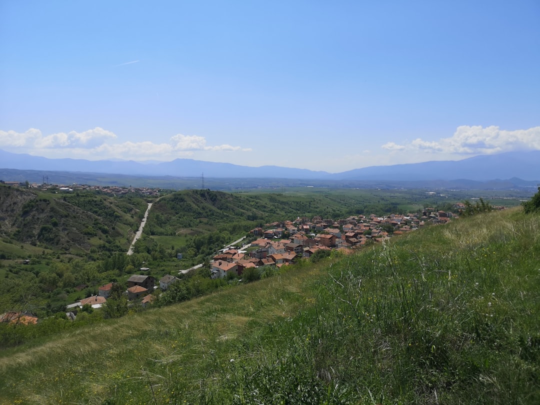 Vedere panoramică Nicosia cu granița Linia Verde și steagurile vizibile pe munte